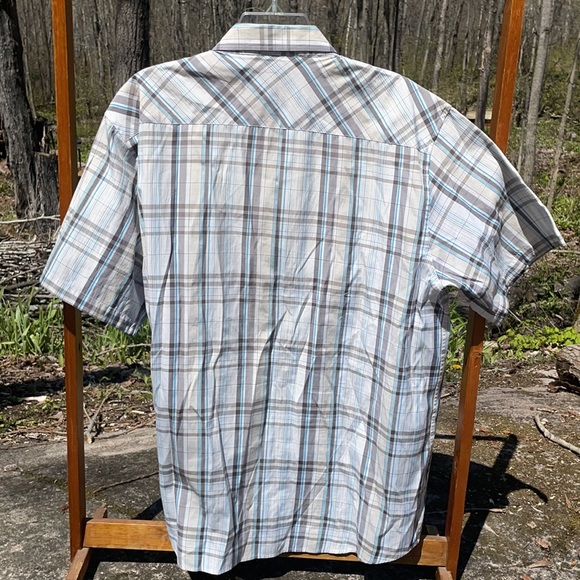 Airwalk Men Button Down Short Sleeve Shirt - Picture 5 of 7